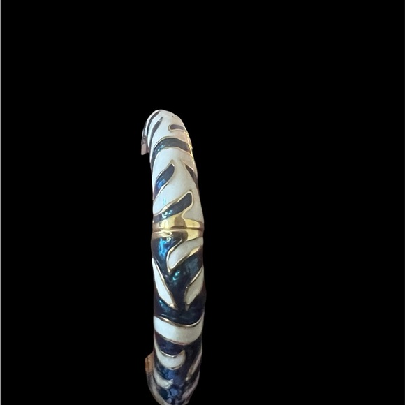 Signed Kenneth Jay Lane (KJL) Blue & White Enamel Bangle Bracelet Gold Tone - Picture 5 of 5